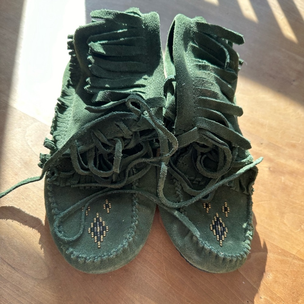 Manitobah Mukluks Green size 7 fringe boots